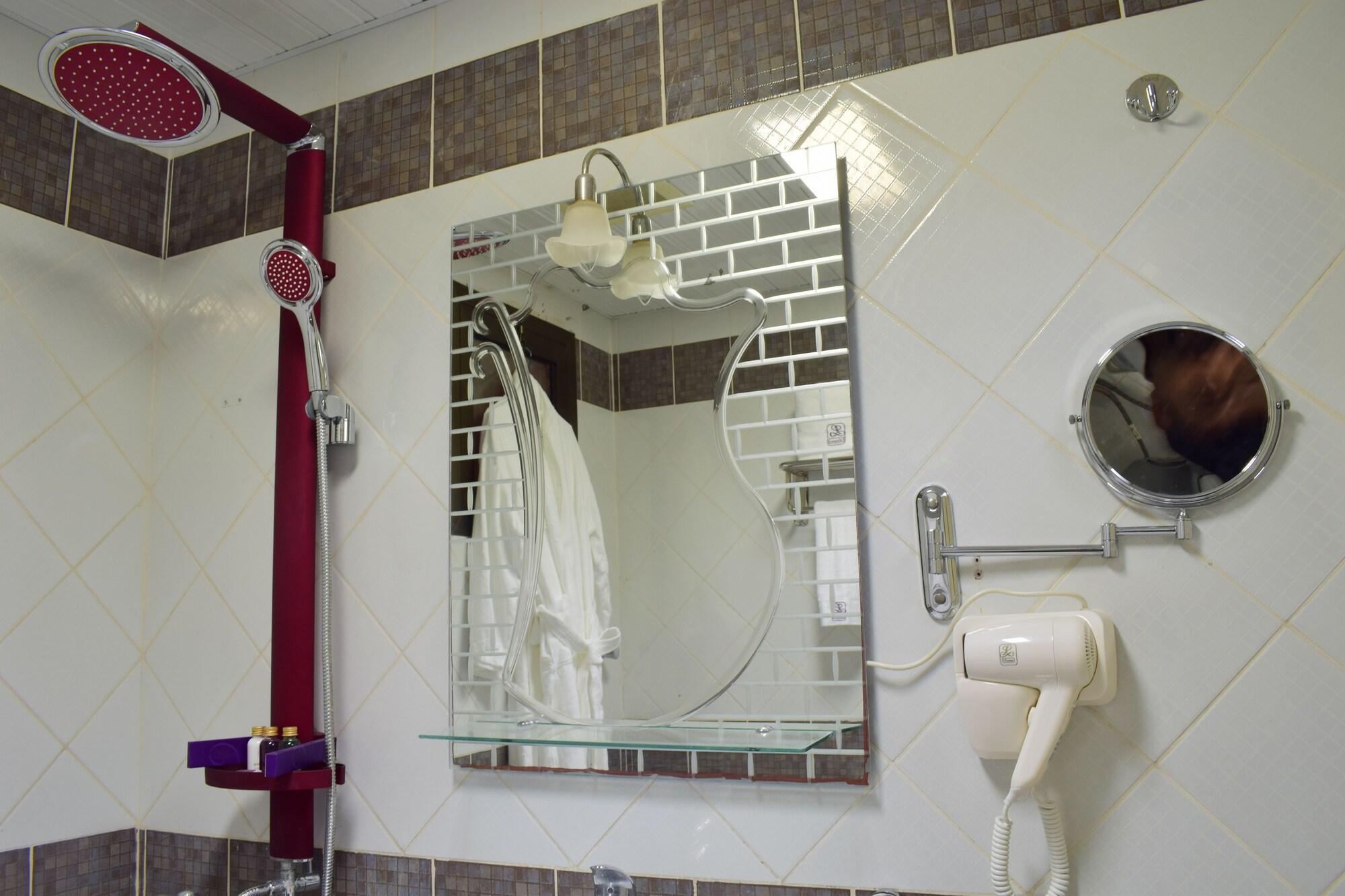 Lavona Hotel Дамам Екстериор снимка