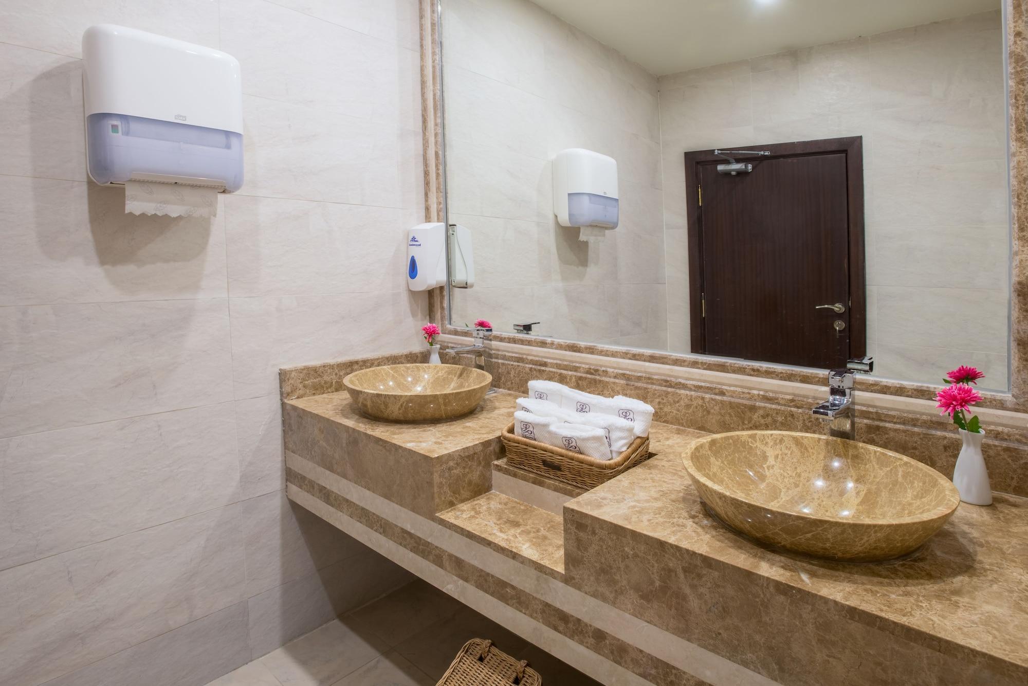 Lavona Hotel Дамам Екстериор снимка