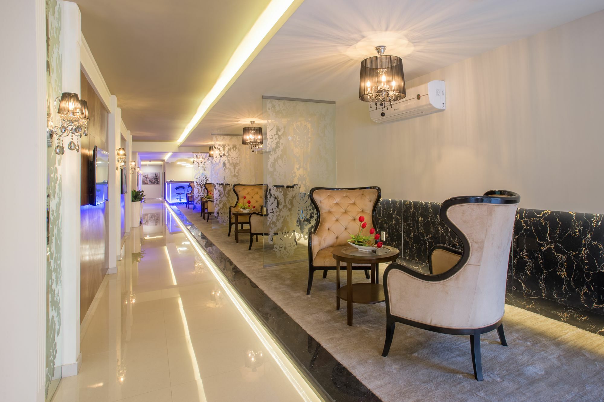 Lavona Hotel Дамам Екстериор снимка
