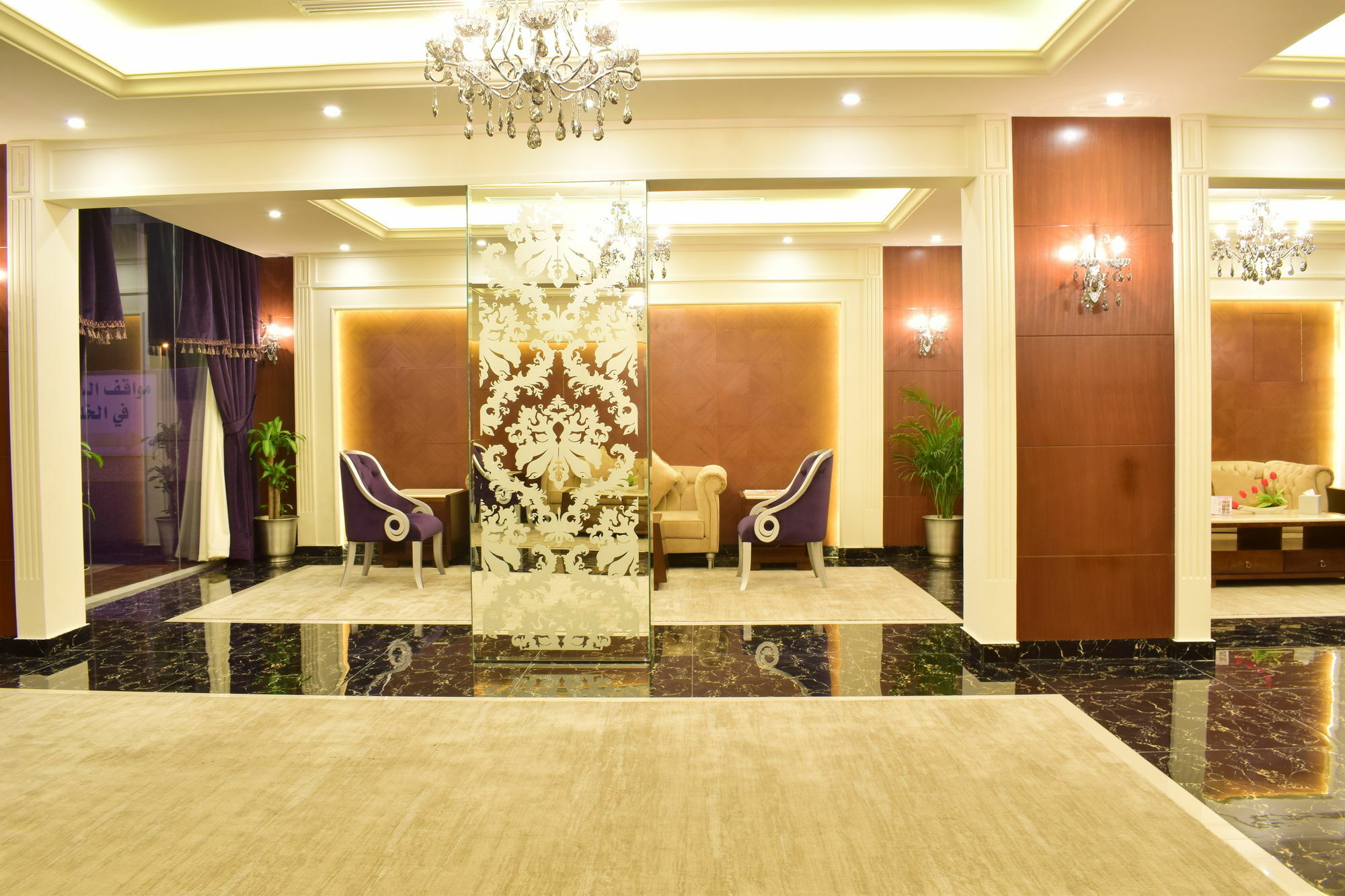 Lavona Hotel Дамам Екстериор снимка